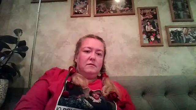 Snapshot of HappyCurvyMama chatting on 08-05-26, 08:11 HappyCurvyMama online show from 08-05-26, 08:11
