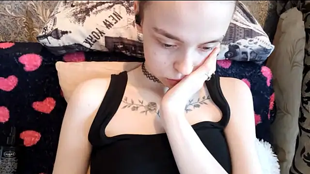 Snapshot of CaraDelevingnee chatting on 08-04-26, 03:03 CaraDelevingnee online show from 08-04-26, 03:03