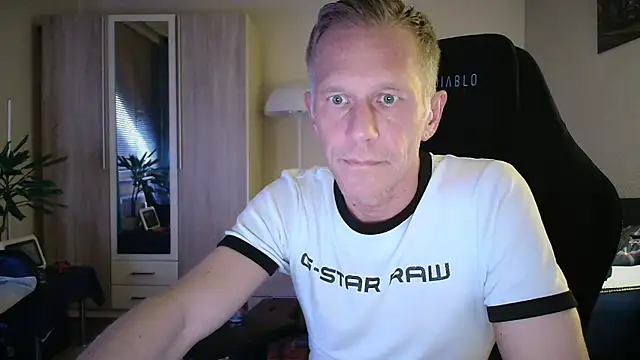 Snapshot of slaveboy2016@xh chatting on 06-09-26, 09:15 slaveboy2016xh online show from 06-09-26, 09:15