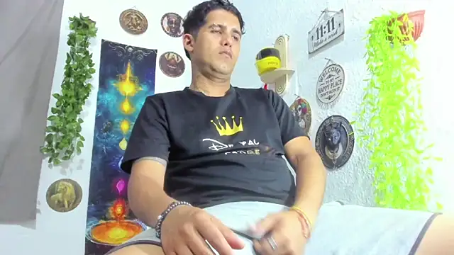 Snapshot of Zack_Grey chatting on 06-11-26, 03:59 Zack Grey online show from 06-11-26, 03:59