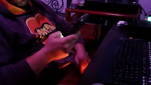 Snapshot of Italian_dark_desire chatting on 11-27-25, 08:27 Italian dark desire online show from 11-27-25, 08:27