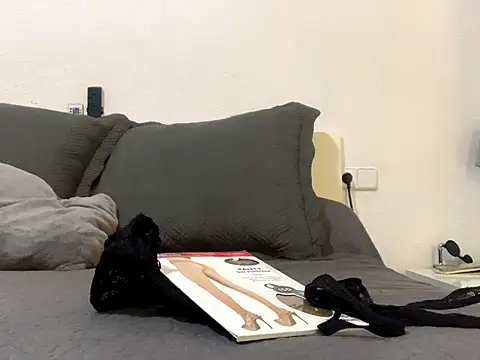 Snapshot of Chic_desire chatting on 09-19-25, 07:43 Chic desire online show from 09-19-25, 07:43