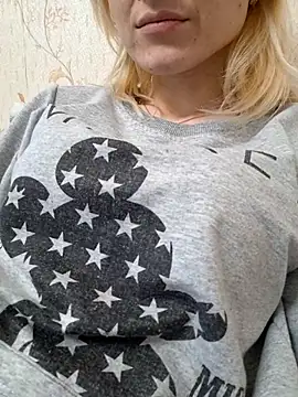 YogisticJuli666 online show from 03-04-25, 10:24