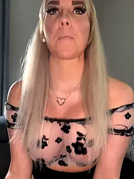 Snapshot of MIA-XXX chatting on 11-04-25, 10:47 MIA-XXX online show from 11-04-25, 10:47