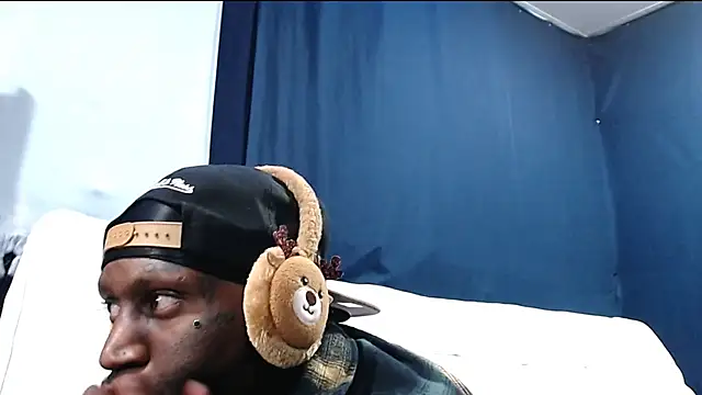 Snapshot of iBreakHeartz chatting on 11-30-25, 11:36 iBreakHeartz online show from 11-30-25, 11:36