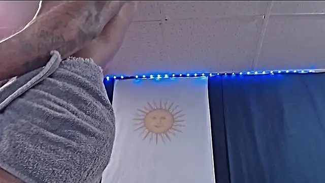 Snapshot of iBreakHeartz chatting on 12-05-25, 03:20 iBreakHeartz online show from 12-05-25, 03:20