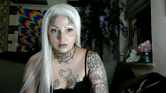 Snapshot of RoxxyInk chatting on 09-15-25, 09:26 RoxxyInk online show from 09-15-25, 09:26