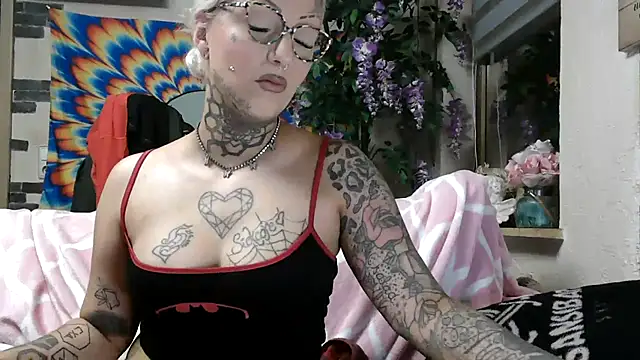 Snapshot of RoxxyInk chatting on 10-19-25, 09:26 RoxxyInk online show from 10-19-25, 09:26