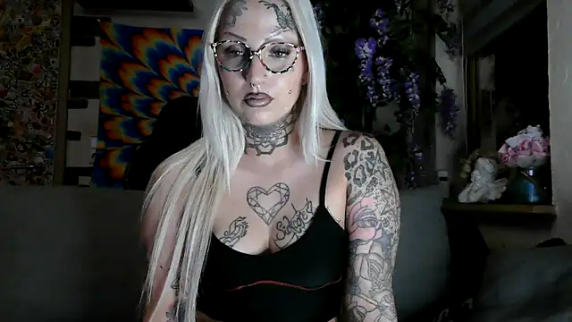 Snapshot of RoxxyInk chatting on 10-23-25, 12:21 RoxxyInk online show from 10-23-25, 12:21