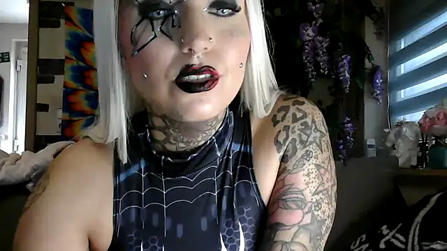 Snapshot of RoxxyInk chatting on 10-31-25, 11:11 RoxxyInk online show from 10-31-25, 11:11