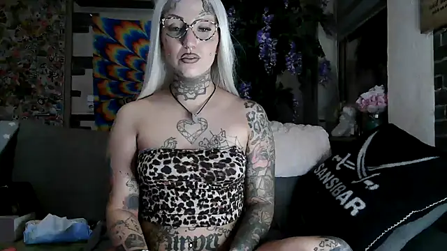 Snapshot of RoxxyInk chatting on 11-13-25, 11:14 RoxxyInk online show from 11-13-25, 11:14