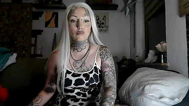 Snapshot of RoxxyInk chatting on 07-01-26, 10:31 RoxxyInk online show from 07-01-26, 10:31