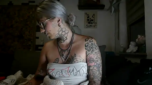 Snapshot of RoxxyInk chatting on 07-26-26, 01:25 RoxxyInk online show from 07-26-26, 01:25