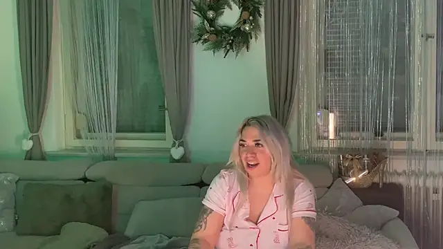 Snapshot of Monageil chatting on 01-19-25, 10:17 Monageil online show from 01-19-25, 10:17