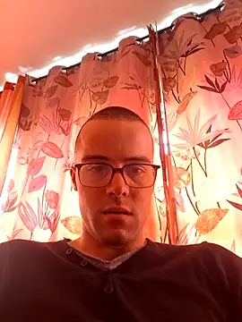 Snapshot of Hakim14460 chatting on 06-12-26, 01:43 Hakim14460 online show from 06-12-26, 01:43