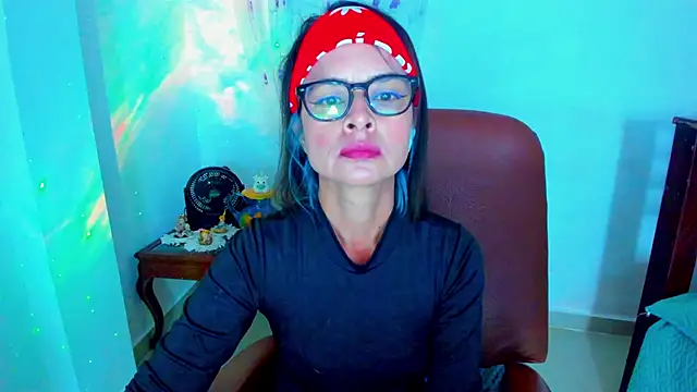 Snapshot of BrianaGarner chatting on 01-18-26, 09:13 BrianaGarner online show from 01-18-26, 09:13