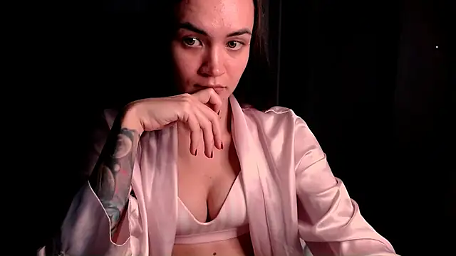 EvelynGG online show from 10-28-25, 05:48