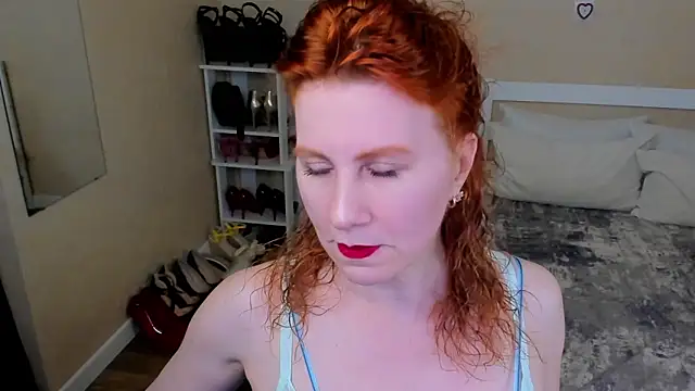 Snapshot of FoxySophia chatting on 06-10-26, 05:45 FoxySophia online show from 06-10-26, 05:45