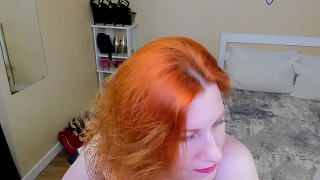 Snapshot of FoxySophia chatting on 06-11-26, 12:43 FoxySophia online show from 06-11-26, 12:43