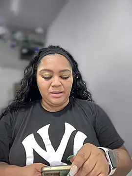 Snapshot of yanza2002 chatting on 12-17-24, 02:23 yanza2002 online show from 12-17-24, 02:23