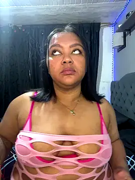 Snapshot of yanza2002 chatting on 11-24-25, 11:26 yanza2002 online show from 11-24-25, 11:26