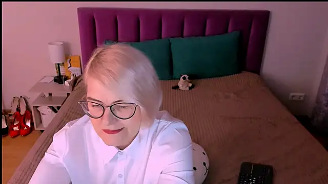 sabrinamacmarren online show from 10-27-25, 03:38