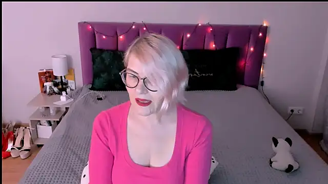 sabrinamacmarren online show from 12-15-25, 01:37