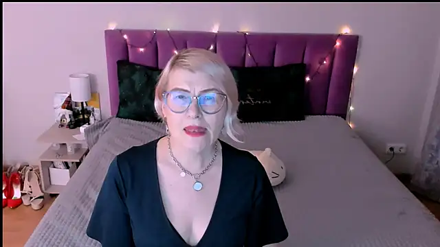 sabrinamacmarren online show from 12-20-25, 04:03