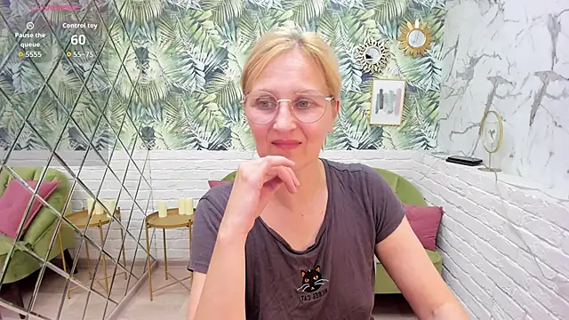 Snapshot of Paris_Cherry chatting on 09-14-25, 08:41 Paris Cherry online show from 09-14-25, 08:41