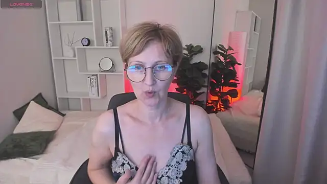 Snapshot of Paris_Cherry chatting on 06-07-26, 04:49 Paris Cherry online show from 06-07-26, 04:49