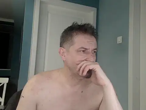 Snapshot of MisterFaithRO chatting on 04-15-26, 11:27 MisterFaithRO online show from 04-15-26, 11:27
