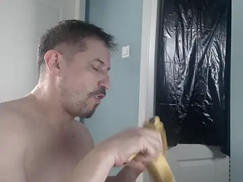 Snapshot of MisterFaithRO chatting on 04-17-26, 11:35 MisterFaithRO online show from 04-17-26, 11:35