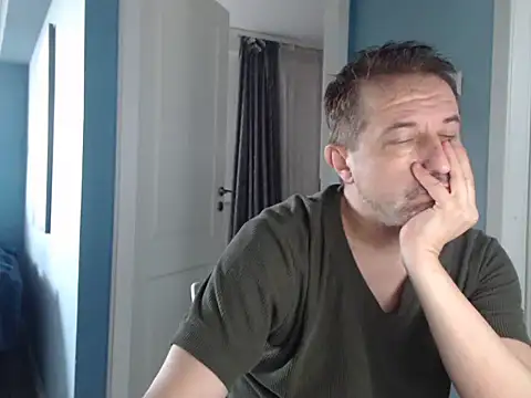 Snapshot of MisterFaithRO chatting on 05-26-26, 06:53 MisterFaithRO online show from 05-26-26, 06:53