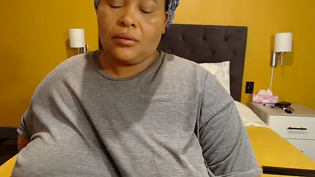 Snapshot of zandile chatting on 05-26-26, 05:47 zandile online show from 05-26-26, 05:47
