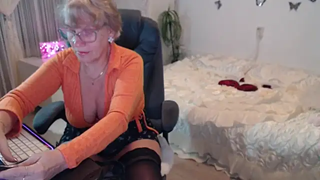 Snapshot of Ghertrude52 chatting on 10-24-25, 03:14 Ghertrude52 online show from 10-24-25, 03:14