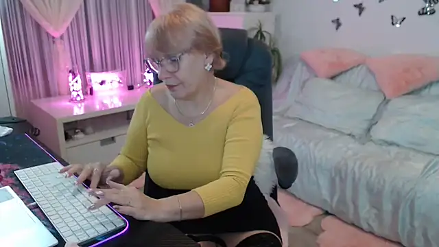 Snapshot of Ghertrude52 chatting on 11-10-25, 04:11 Ghertrude52 online show from 11-10-25, 04:11