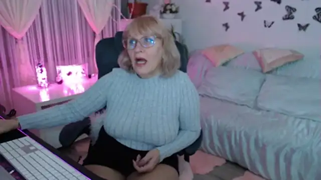 Snapshot of Ghertrude52 chatting on 11-16-25, 04:07 Ghertrude52 online show from 11-16-25, 04:07