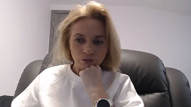 Snapshot of MysticCreature chatting on 01-06-25, 05:19 MysticCreature online show from 01-06-25, 05:19