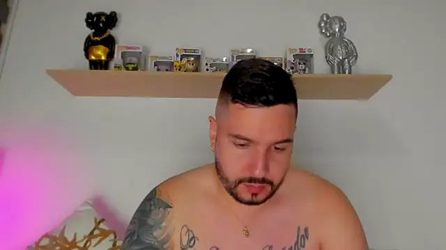 Snapshot of camilo_restrepo21 chatting on 10-23-25, 02:11 camilo restrepo21 online show from 10-23-25, 02:11