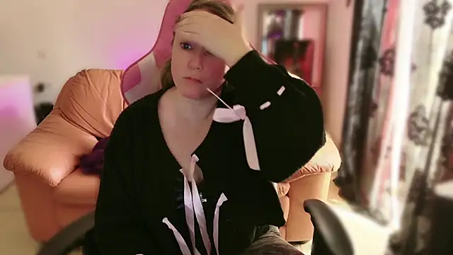 Snapshot of kisicaxx chatting on 02-18-25, 10:05 kisicaxx online show from 02-18-25, 10:05