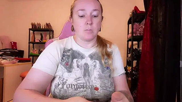 Snapshot of kisicaxx chatting on 10-29-25, 05:58 kisicaxx online show from 10-29-25, 05:58