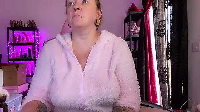 Snapshot of kisicaxx chatting on 11-17-25, 01:50 kisicaxx online show from 11-17-25, 01:50