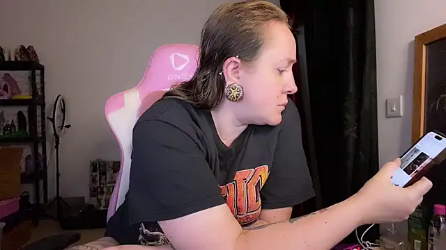 Snapshot of kisicaxx chatting on 11-18-25, 05:01 kisicaxx online show from 11-18-25, 05:01