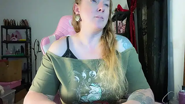 Snapshot of kisicaxx chatting on 11-18-25, 06:45 kisicaxx online show from 11-18-25, 06:45