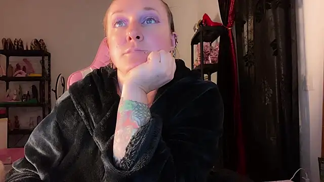 Snapshot of kisicaxx chatting on 11-25-25, 06:41 kisicaxx online show from 11-25-25, 06:41