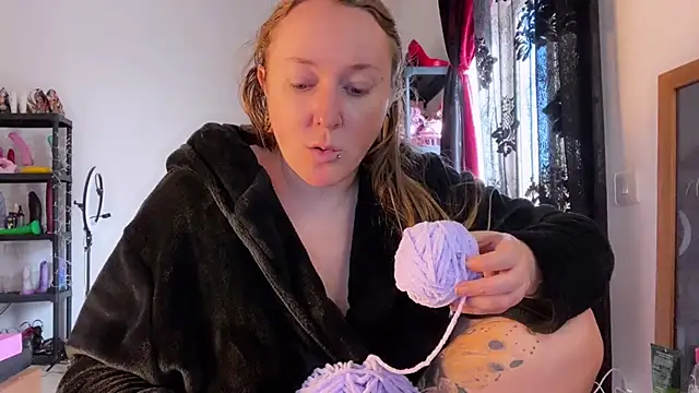 Snapshot of kisicaxx chatting on 11-28-25, 10:18 kisicaxx online show from 11-28-25, 10:18