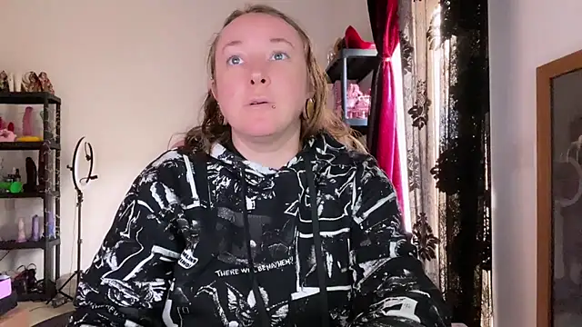 Snapshot of kisicaxx chatting on 12-17-25, 02:01 kisicaxx online show from 12-17-25, 02:01