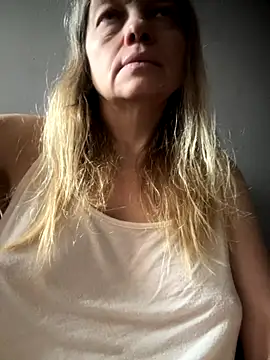 Snapshot of Susanel chatting on 10-17-25, 09:12 Susanel online show from 10-17-25, 09:12