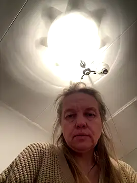 Snapshot of Susanel chatting on 12-19-25, 05:53 Susanel online show from 12-19-25, 05:53