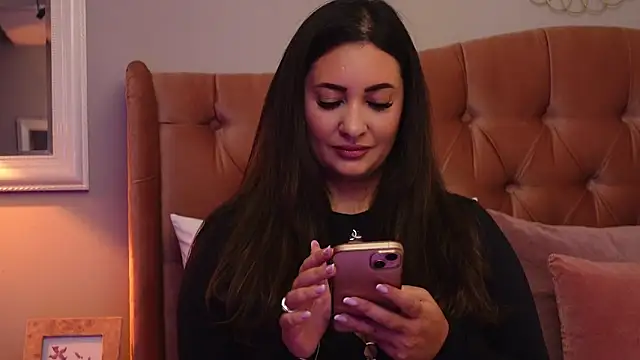 YaaraCollins online show from 10-18-25, 07:03